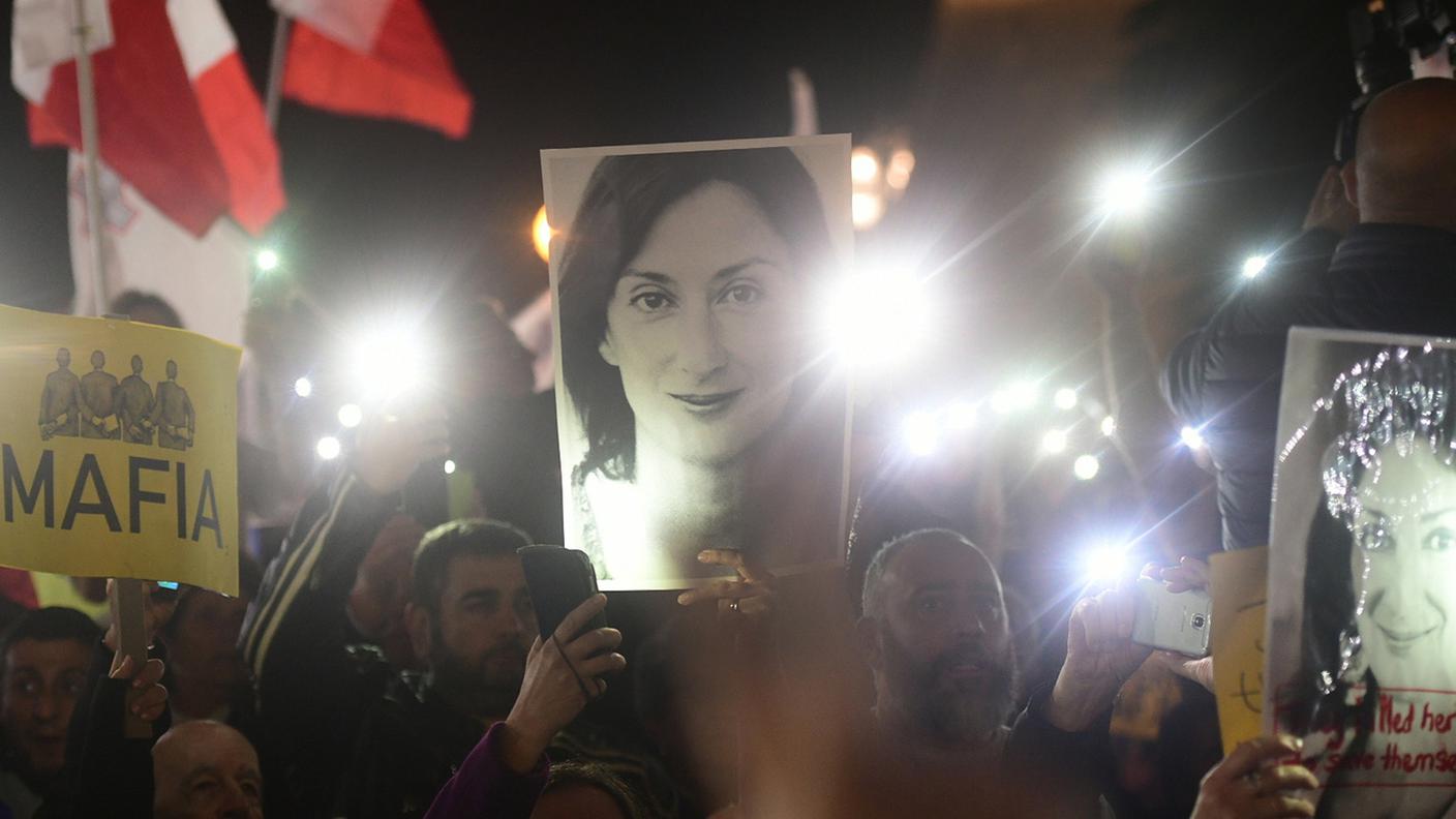 Manifestanti in piazza in memoria di Daphne Caruana Galizia e contro la mafia
