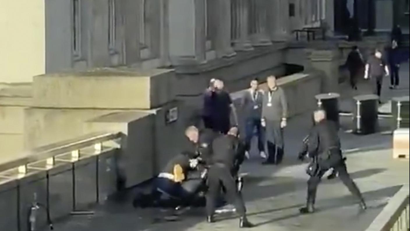 L'intervento della polizia contro l'uomo armato di coltello