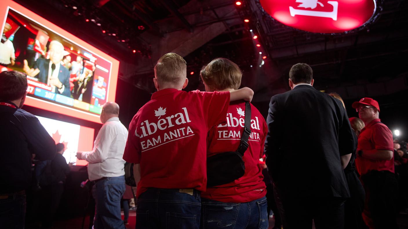 Sostenitori liberali canadesi guardano Mark Carney su un maxischermo in una sede del partito a Ottawa KEY.jpg