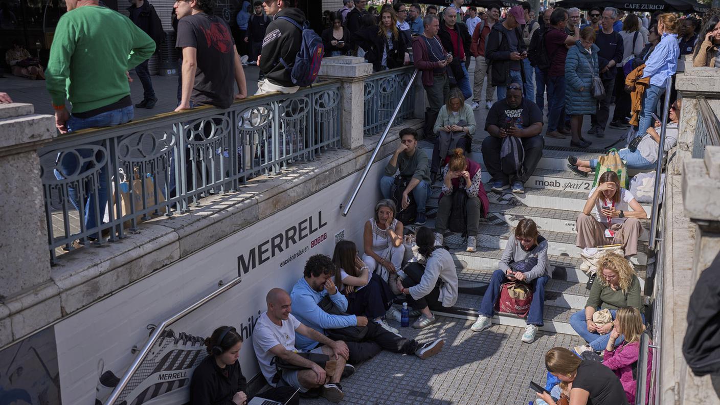 La gente attende la riapertura della metropolitana di Barcellona
