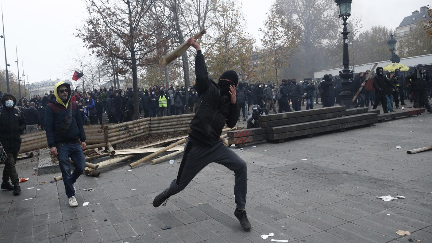 Corteo degenerato per colpa di qualche centinaio di black bloc