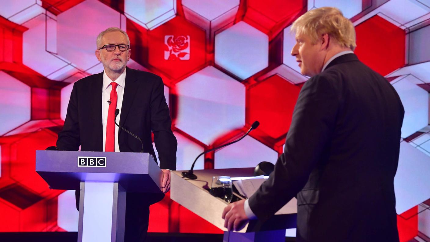 Jeremy Corbyn e Boris Johnson durante il dibattito alla BBC