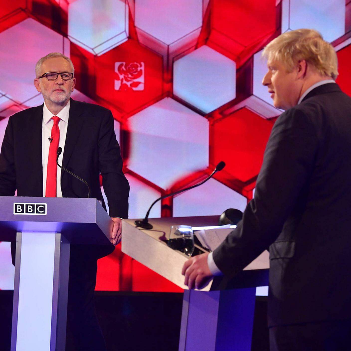 Jeremy Corbyn e Boris Johnson durante il dibattito alla BBC