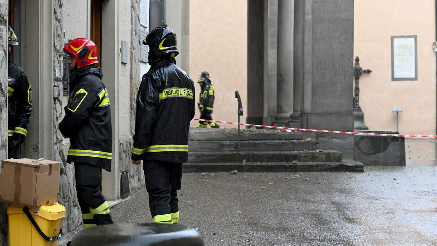 Vigili del fuoco mentre compiono sopralluoghi negli stabili danneggiati dal sisma in Toscana