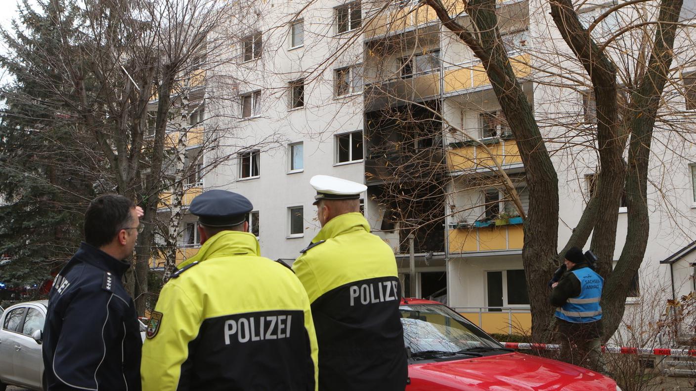 Agenti tedeschi davanti allo stabile teatro dell'esplosione a Blankenburg venerdì mattina