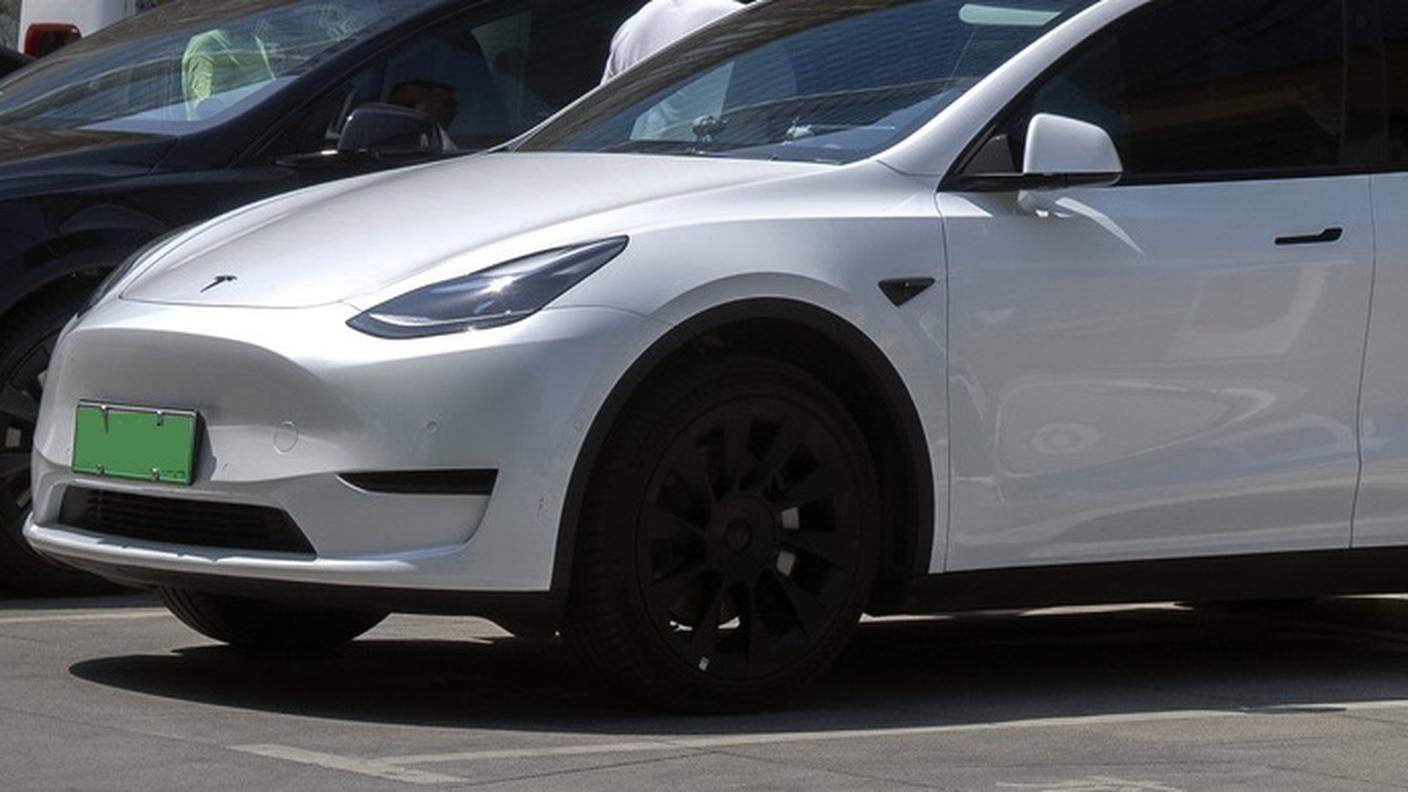 La polizia ha lanciato un appello a eventuali testimoni riguardo alla Tesla bianca con targa svizzera e sui due uomini