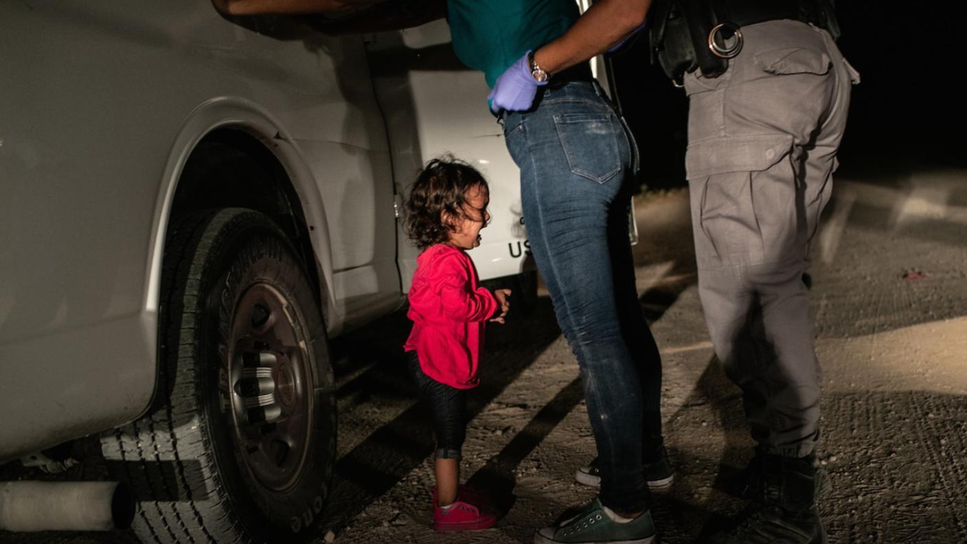 La foto della bimba che piange, mentre la madre viene arrestata, ha vinto il World Press Photo 2019