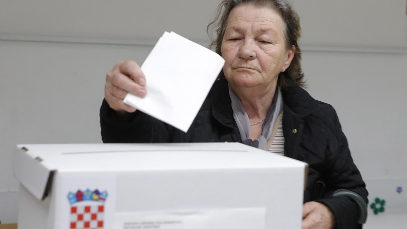 Un'elettrice a un seggio di Zagabria