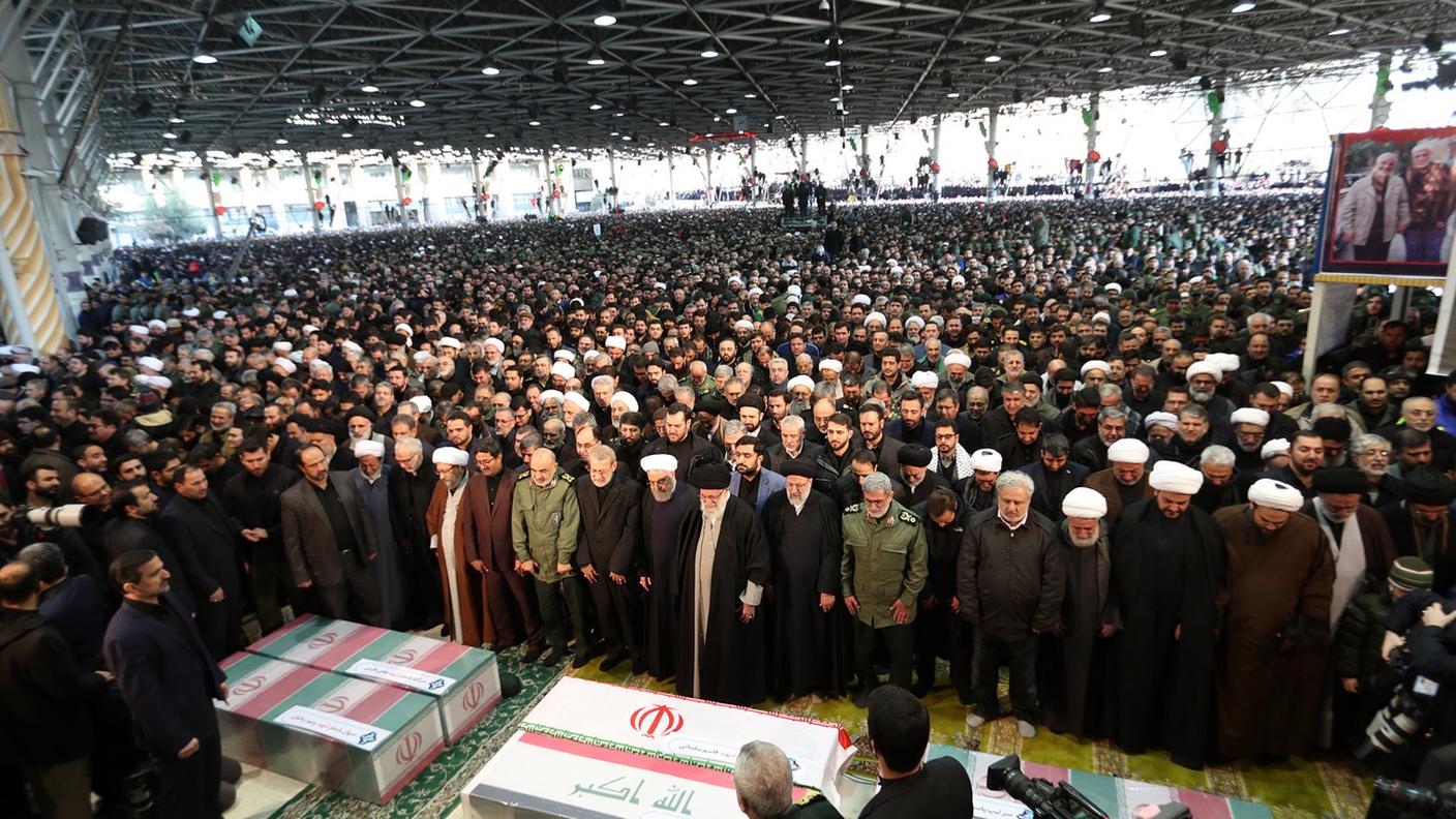 Khamenei e altri alti dignitari del regime, di fronte alle bare con le spoglie di Soleimani e degli altri ufficiali uccisi nel raid aereo USA