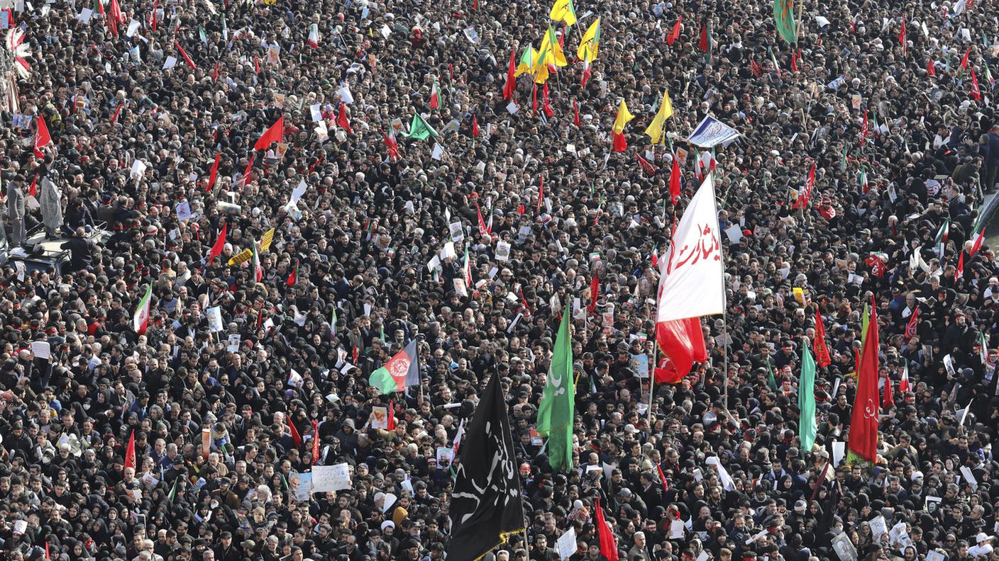 Centinaia di migliaia di persone scese in piazza a Teheran