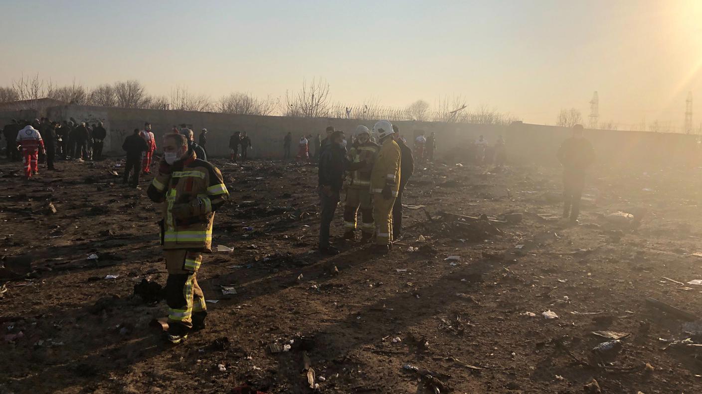 I soccorritori stanno cercando tra i resti del velivolo