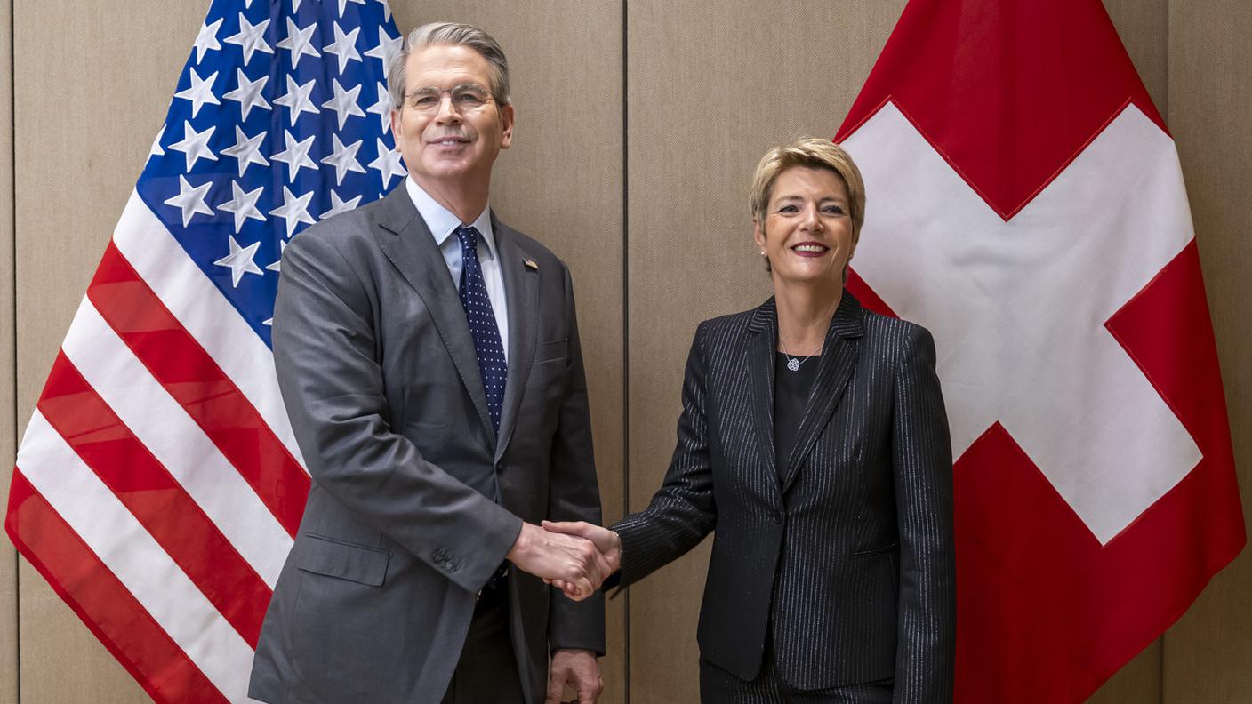 La presidente della Confederazione stringe la mano al Segretario del Tesoro Scott Bessent.jpg