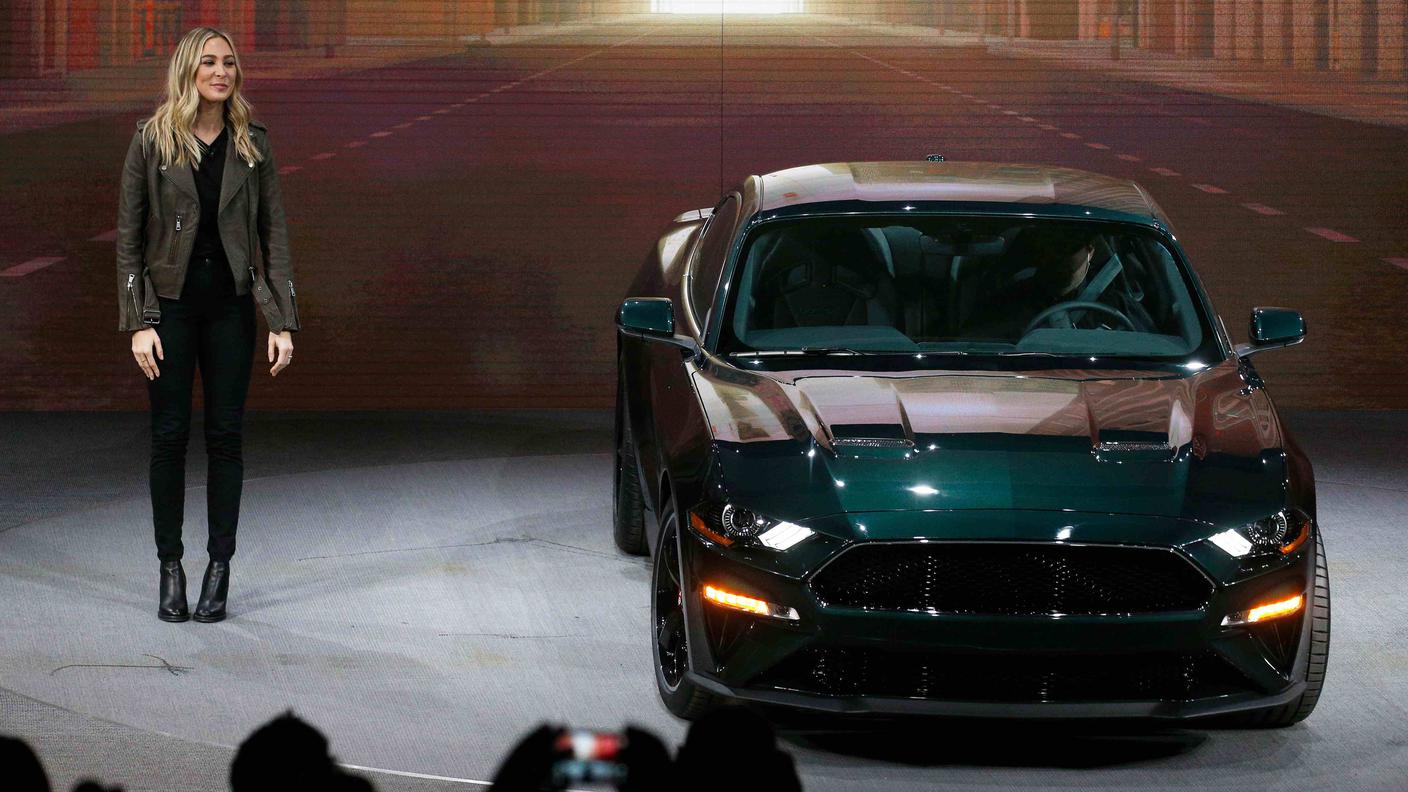 La nipote dell'attore Molly McQueen con la serie speciale "Bullitt" della Mustang nel 2018
