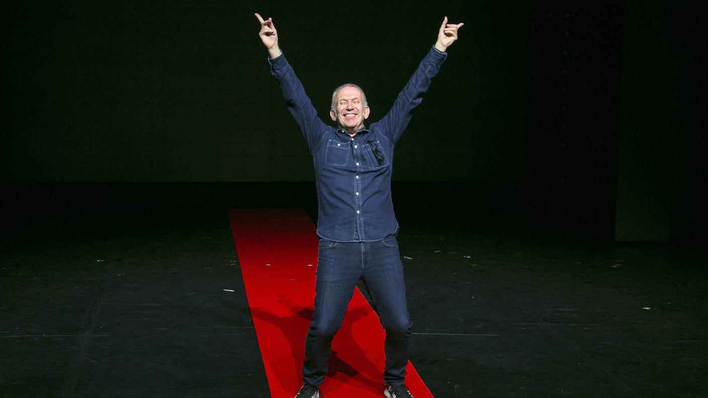 Jean Paul Gaultier durante una sfilata a Londra la scorsa estate