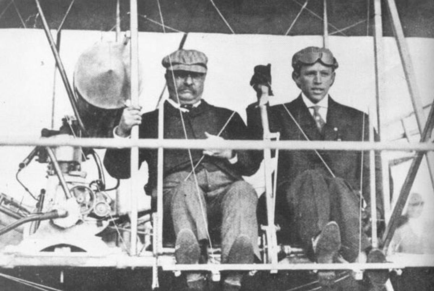 Theodore_Roosevelt_and_Archibald_Hoxsey_(1910).jpg