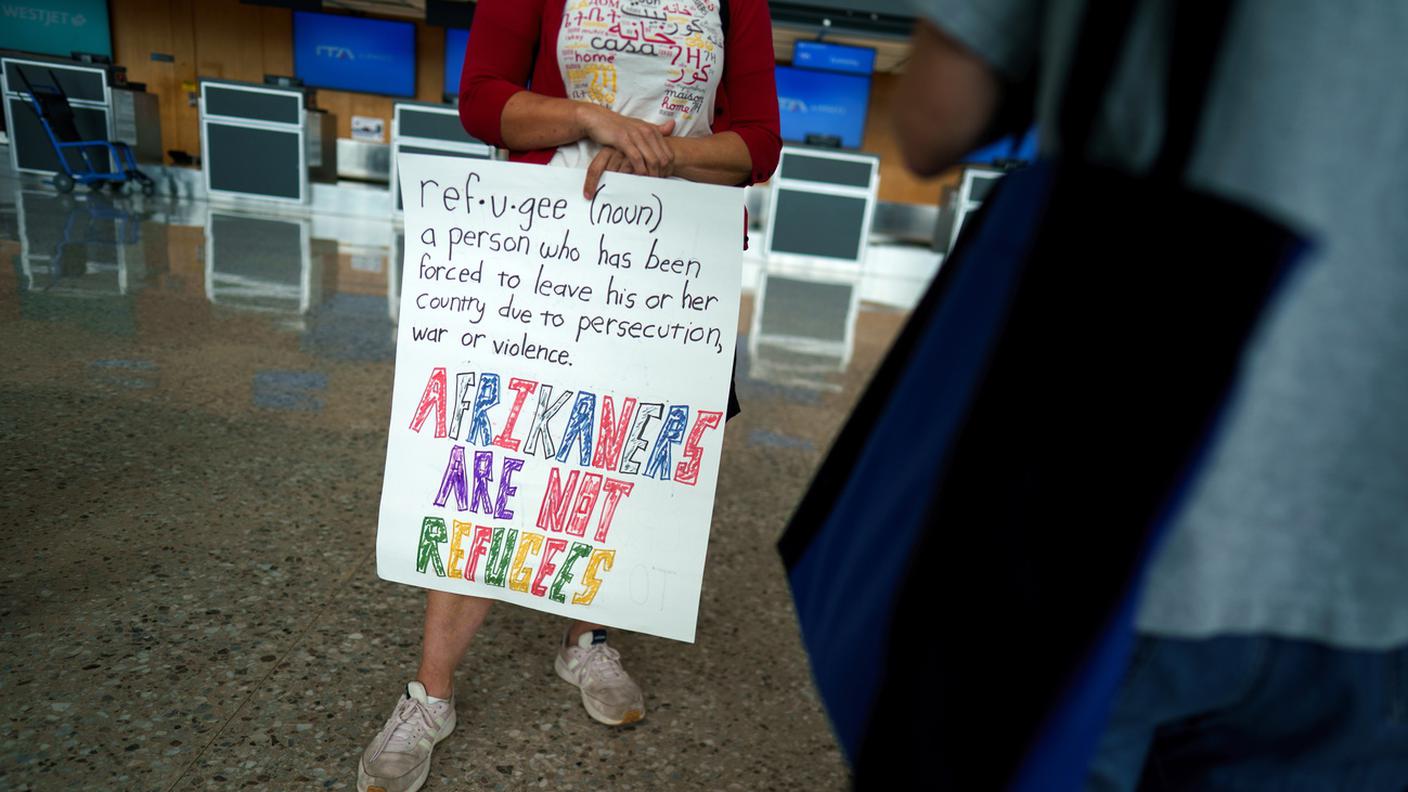 proteste in aeroporto all'arrivo degli afrikaner accolti come rifugiati