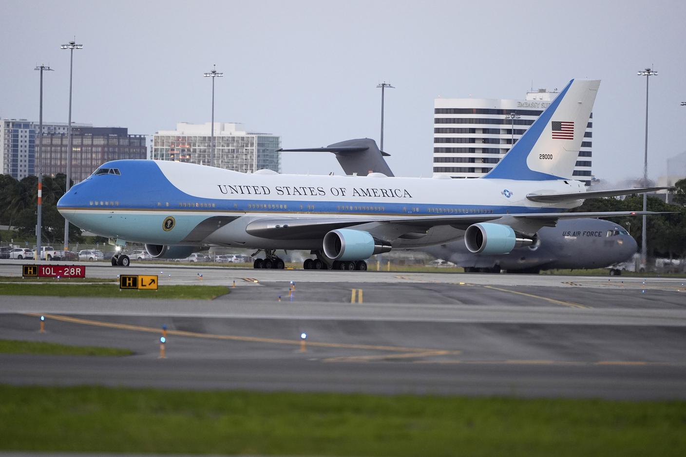 Il Boeing 747-200 B usato regolarmente dal presidente Trump.jpg