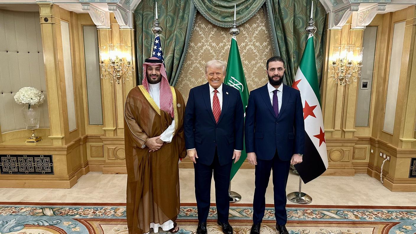 Donald Trump e Ahmad al Sharaa insieme al principe saudita Mohammed Bin Salman x-Twitter.jpg