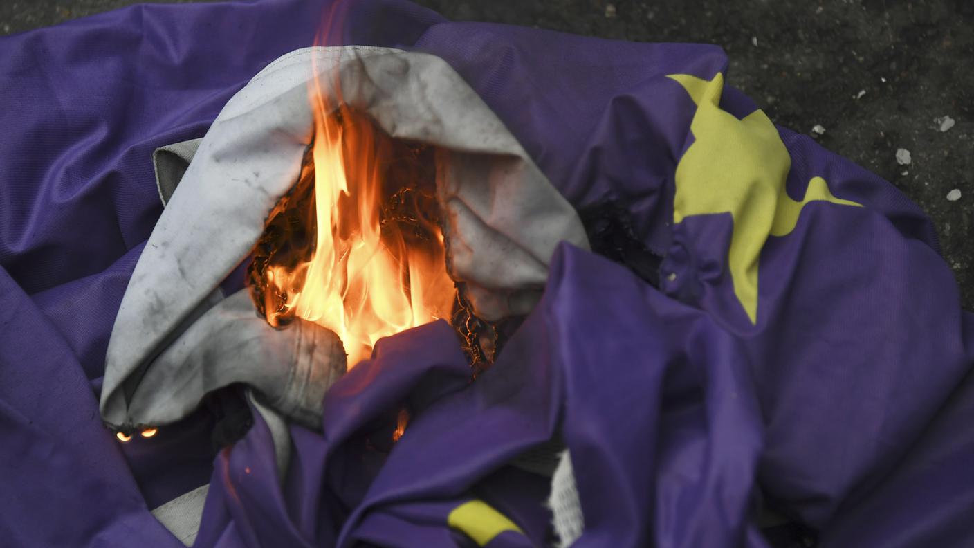 Bruciata una bandiera UE