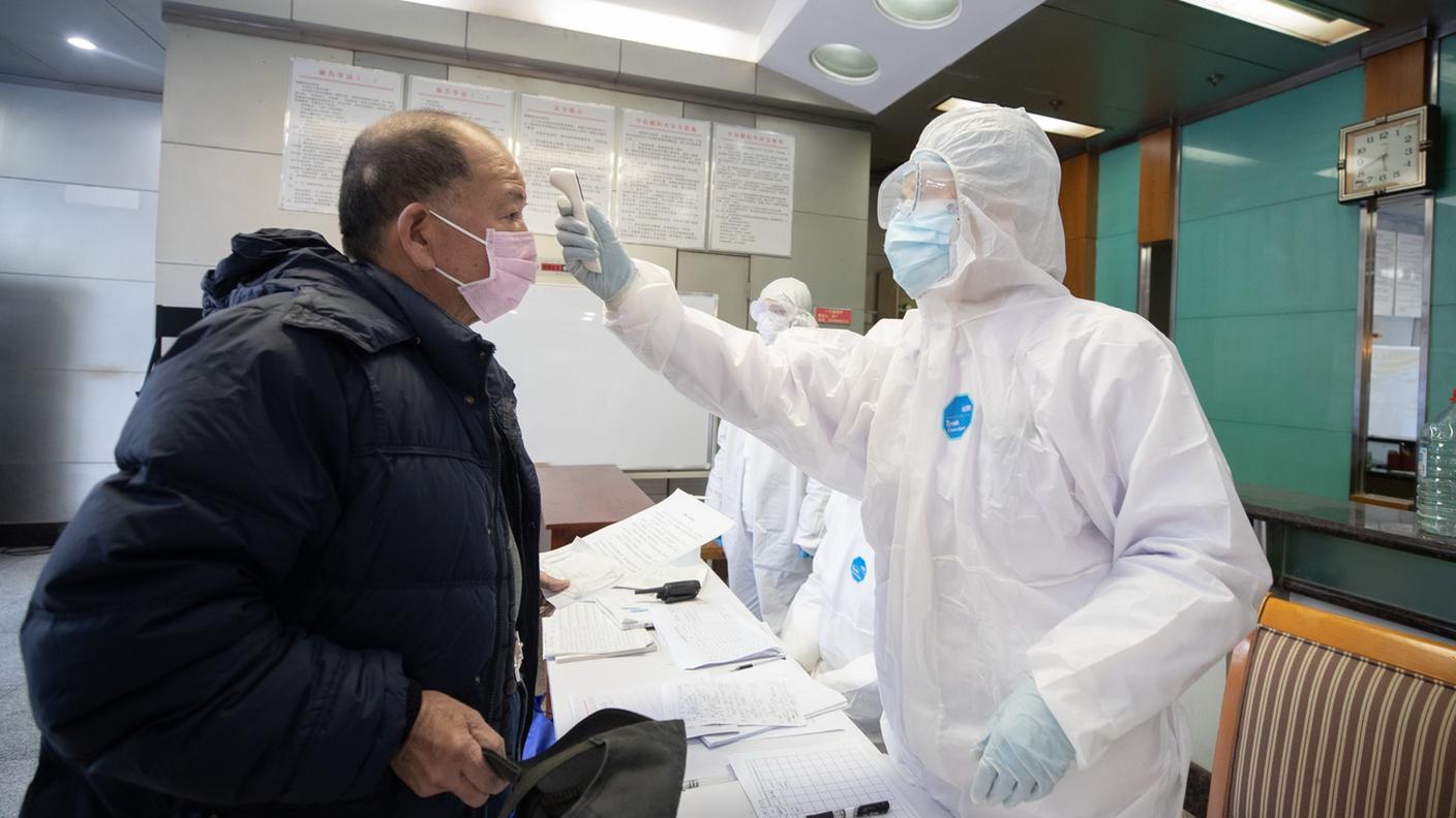 Rilevamento della temperatura corporea in un hotel a Wuhan 