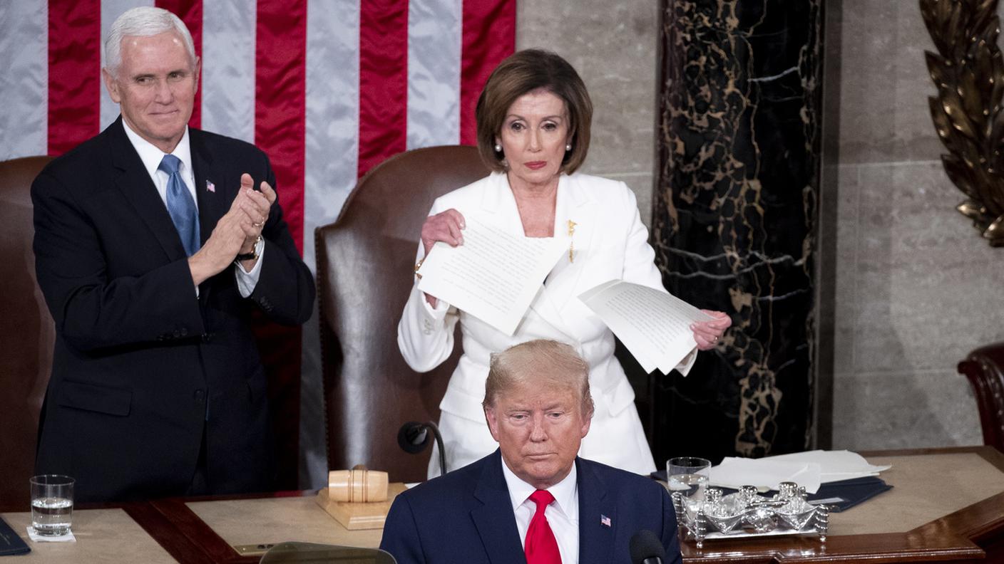 La speaker della Camera, Nancy Pelosi, straccia platealmente il discorso di Donald Trump