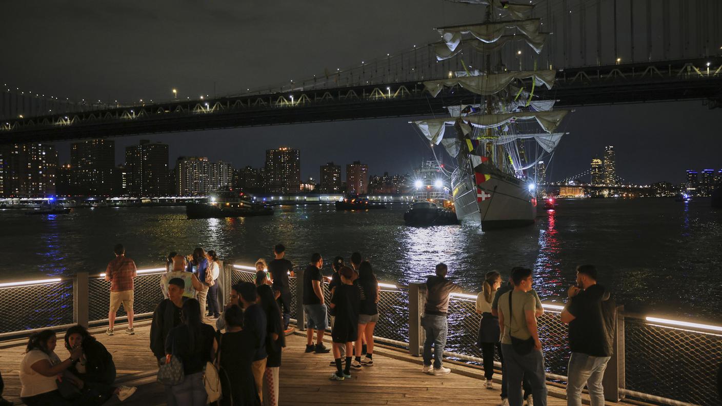 Nave scuola si schianta sul ponte di Brooklyn a Ney York