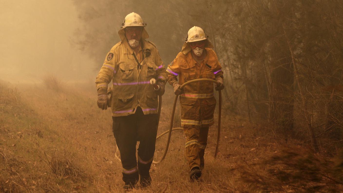 Pompieri impegnati a contenere le fiamme