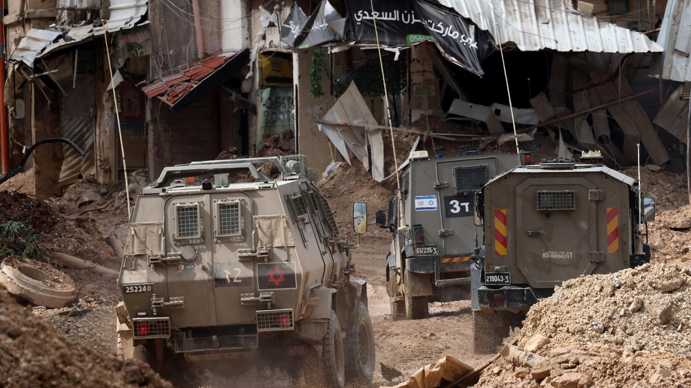 Mezzi militari in strada a Jenin.jpg
