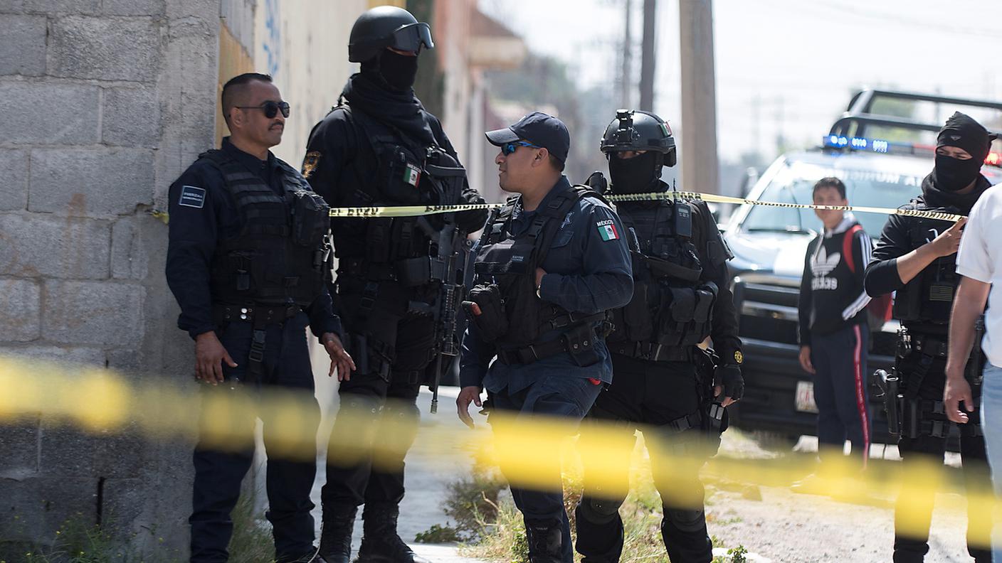 Agenti messicani sul luogo del delitto