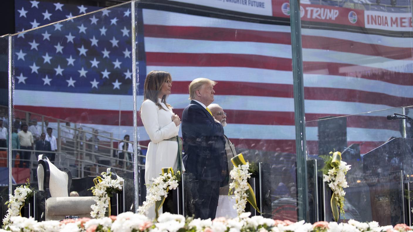 Trump, la moglie Melania e il premier indiano Narendra Modi in un "cubo" di vetro antiproiettile