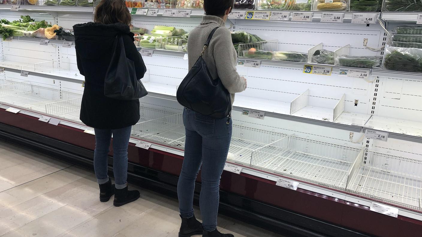 Scaffali vuoti a Milano