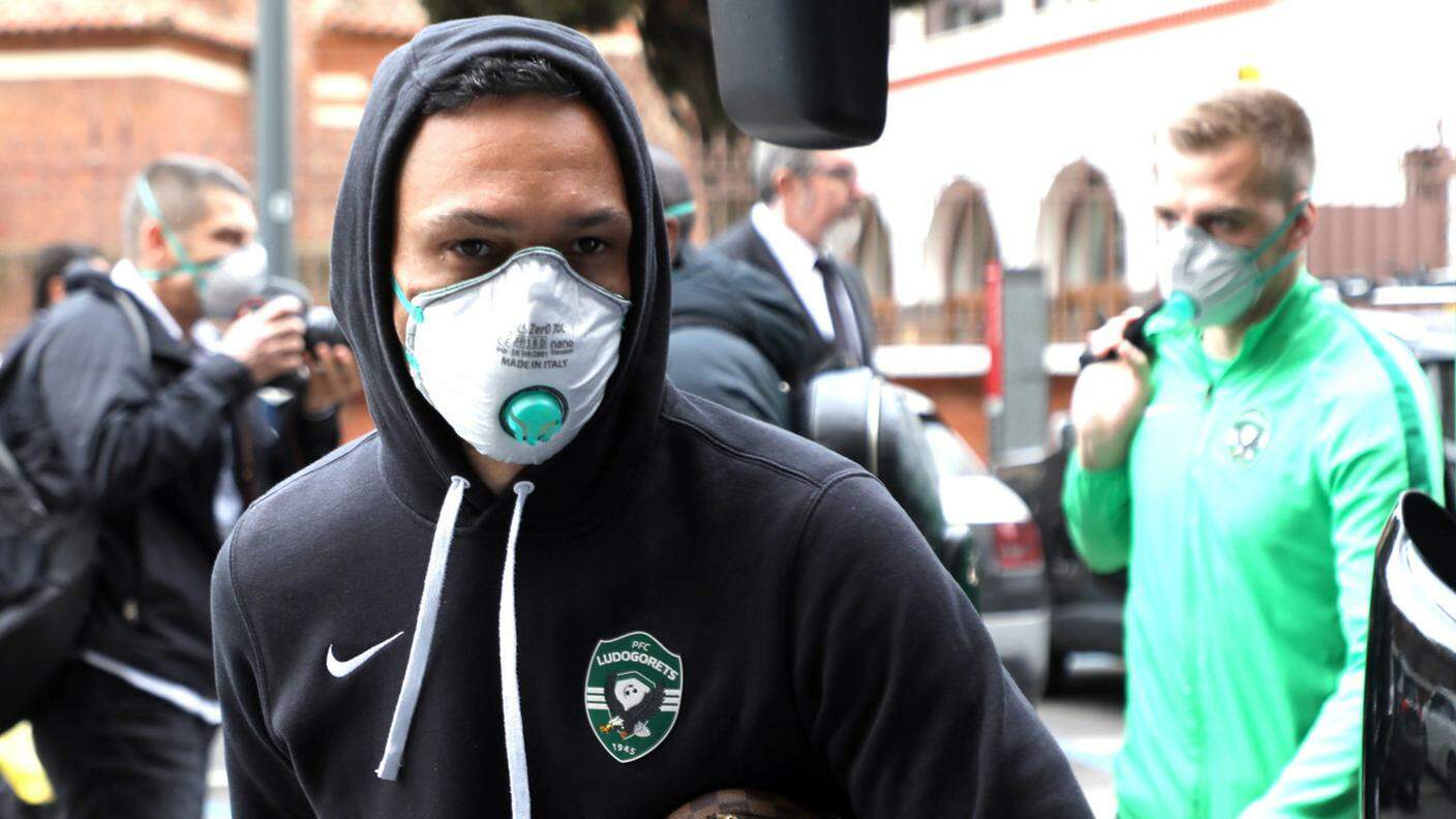 Calciatori della squadra bulgara con le mascherine a Milano (giocheranno contro l'Inter)