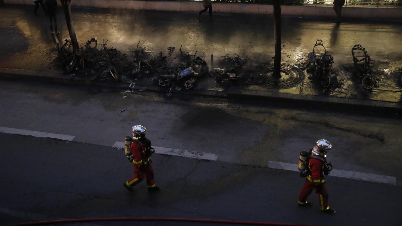 Pompieri vicino a decine di scooter bruciati vicino alla Gare de Lyon