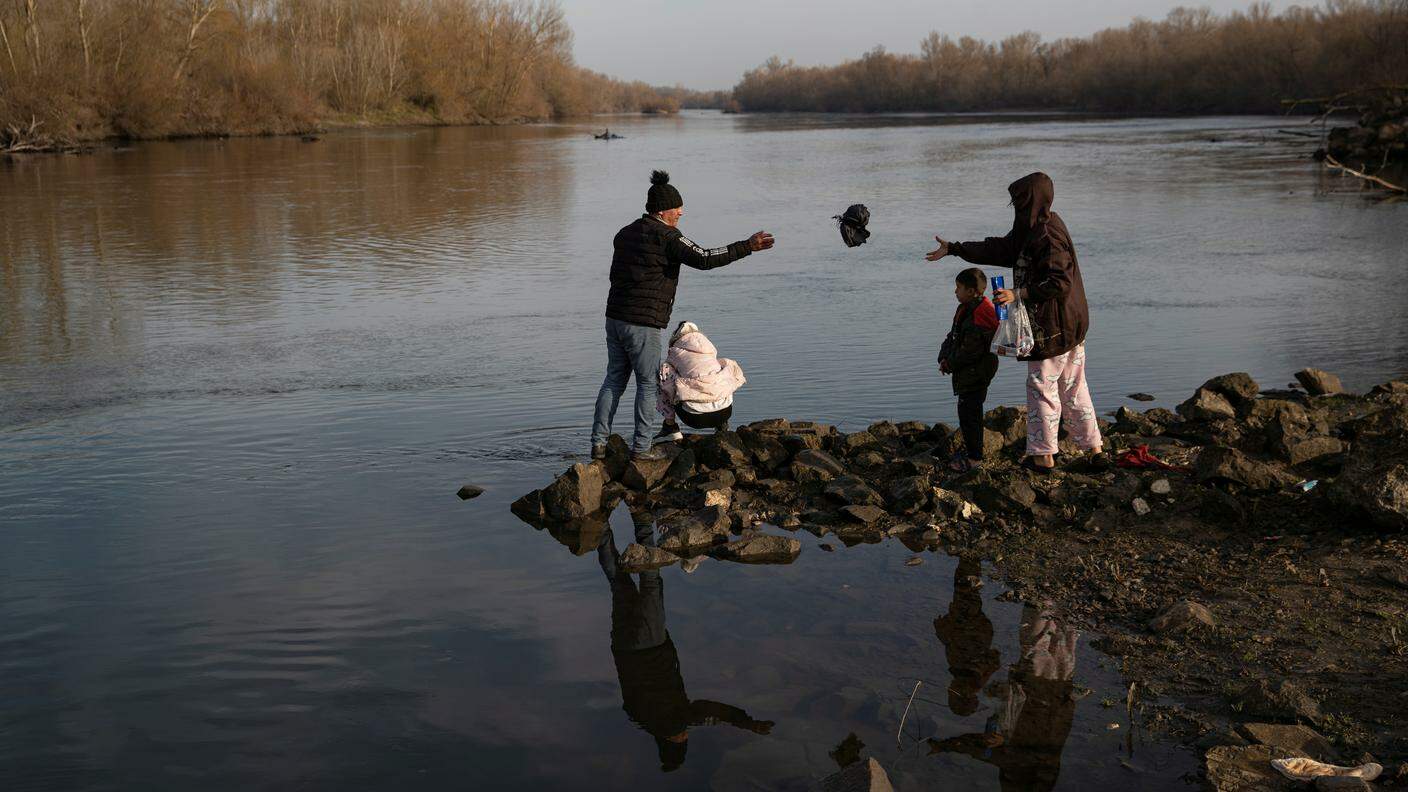 Alcuni profughi qui ripresi sulle sponde del fiume Evros, nel tratto che segna il confine fra Turchia e Grecia
