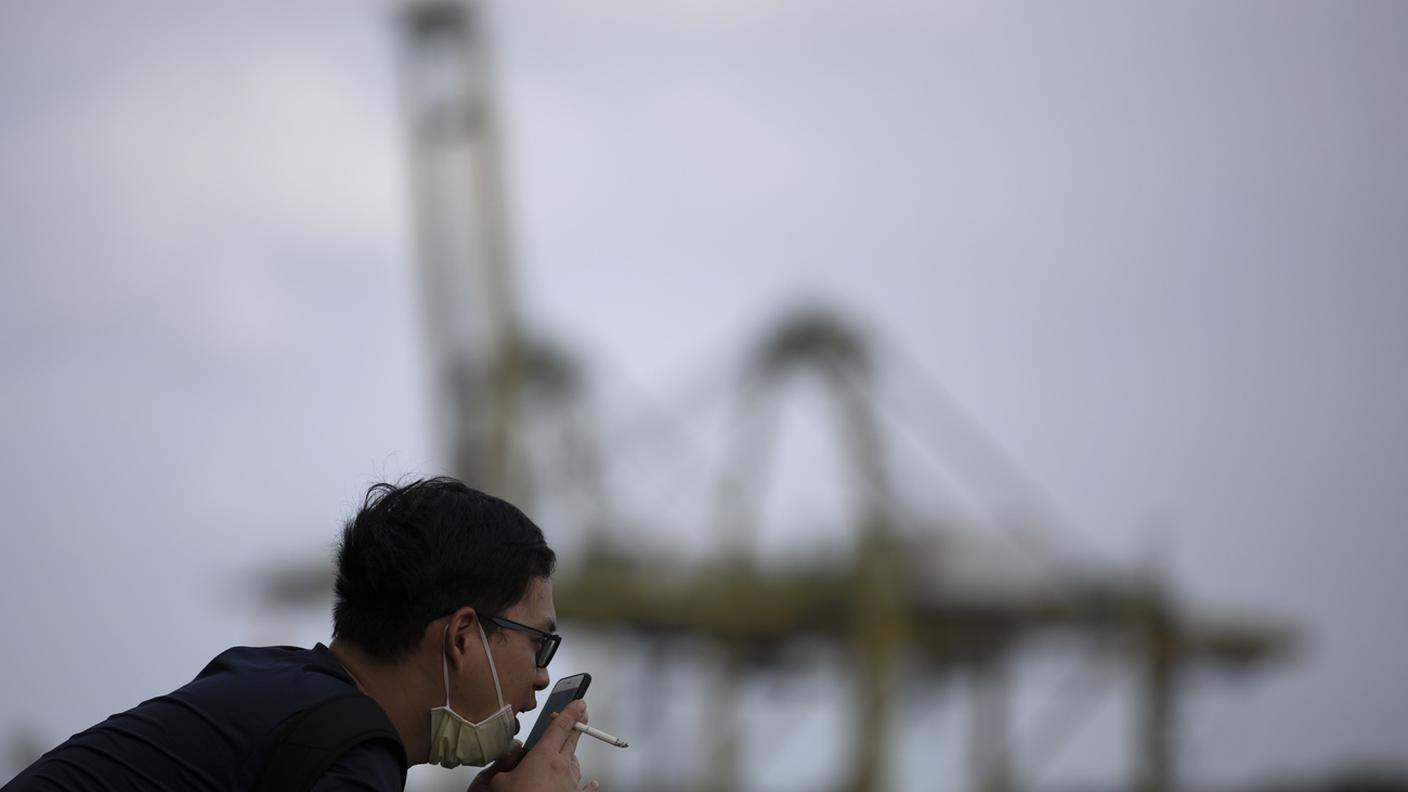 Singapore: non è facile fumare, parlare al telefonino al tempo del coronavirus