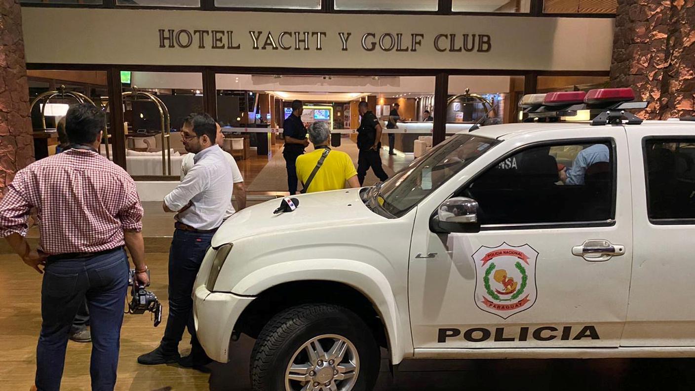 Il blitz della polizia paraguaiana nell'albergo dove alloggiavano i due calciatori