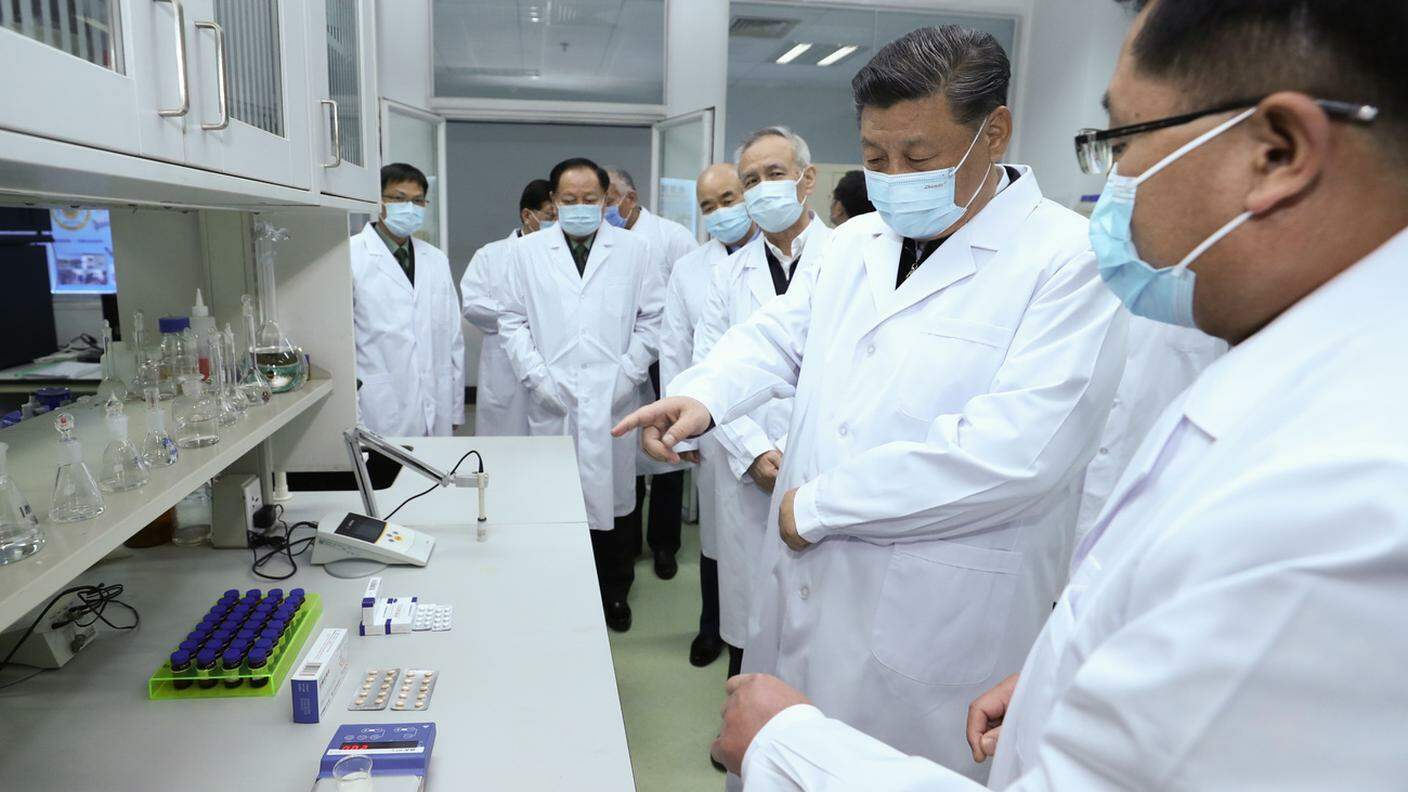 Xi Jinping (con la mascherina) si informa sulla situazione del coronavirus
