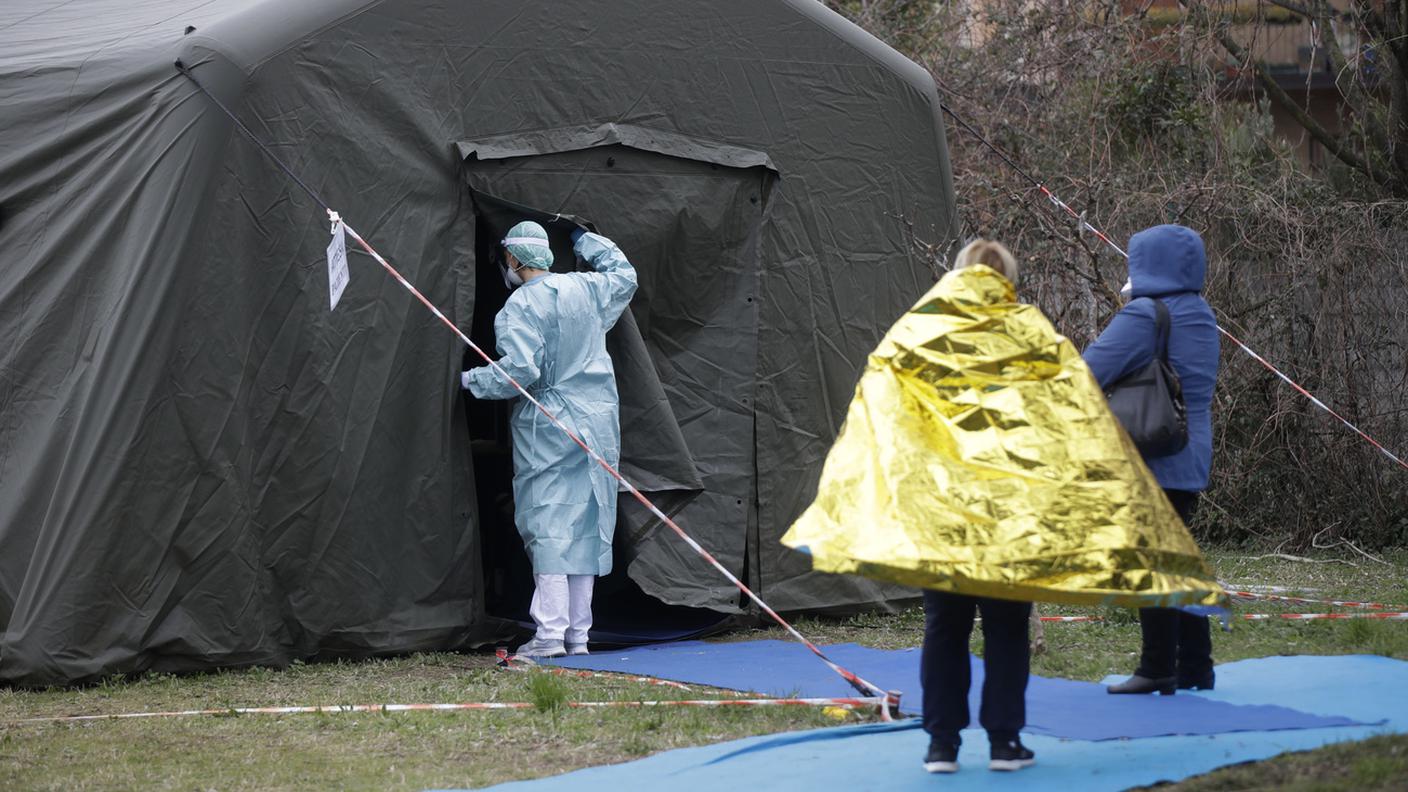 Una tenda di emergenza davanti all'ospedale di Brescia