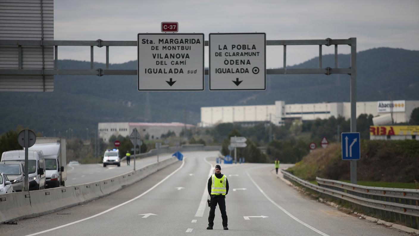 Un agente spagnolo su una strada deserta a Igualada, vicino a Barcellona