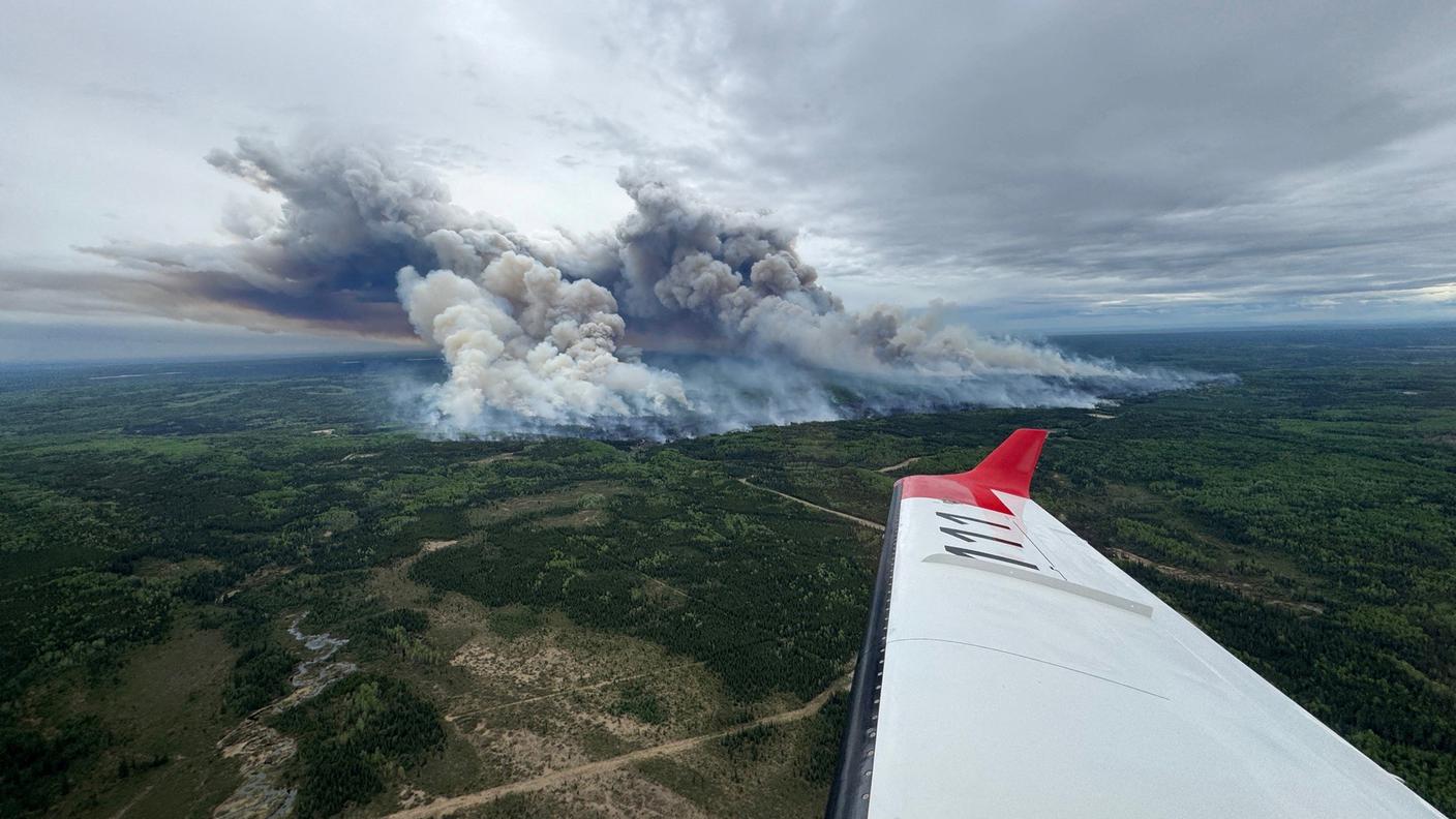 2025-05-30T062127Z_1897894910_RC2YREAAL0FM_RTRMADP_3_CANADA-WILDFIRES.JPG