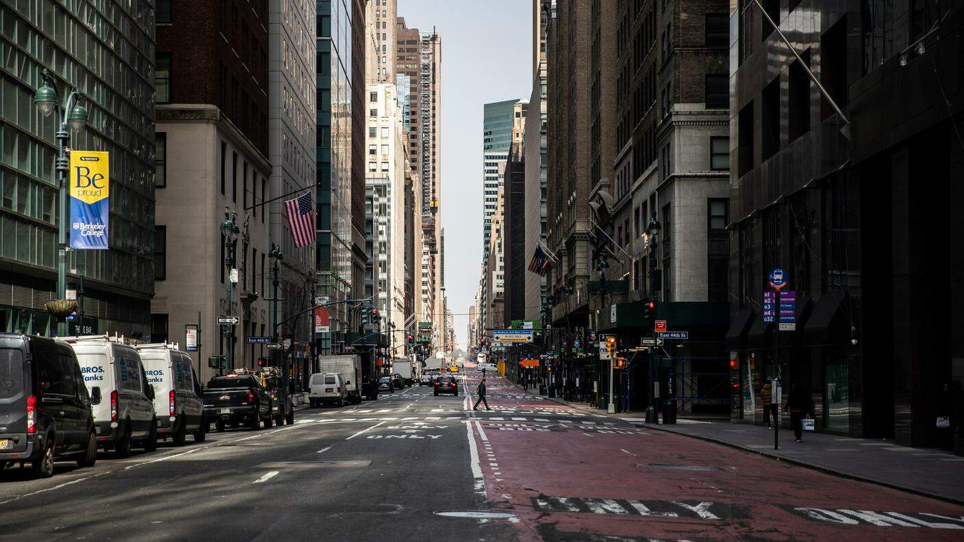 Una strada di New York completamente deserta come effetto del coronavirus