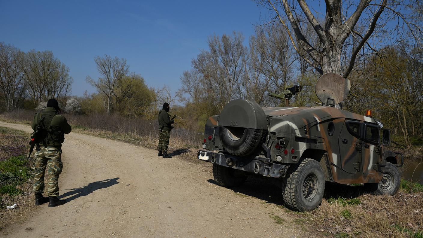 Soldati greci schierati dalle autorità per verificare la situazione sul territorio