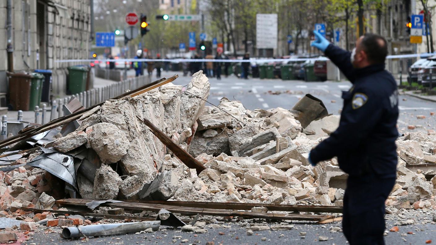 Poliziotti croati sbarrano una strada a Zagabria dove sono caduti calcinacci dagli edifici