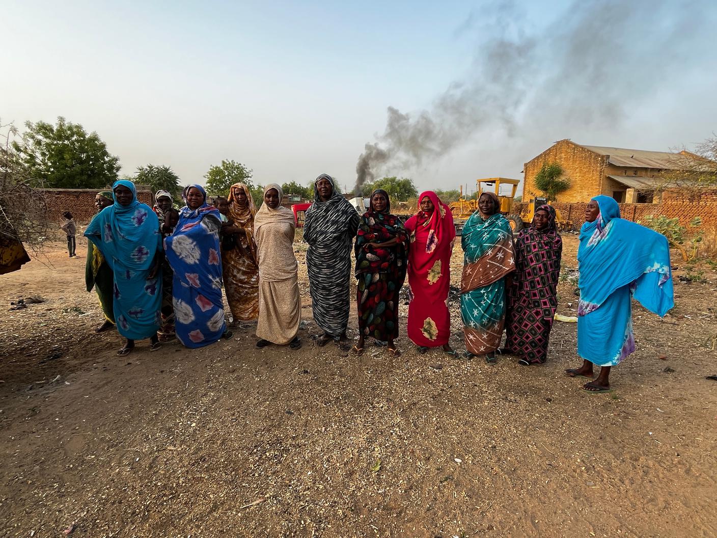 FOTO BONUS - un gruppo di mamme sfollate da diverse zone del Sudan dove si combatte, da El Fasher a Nyala - foto Emiliano Bos.JPEG