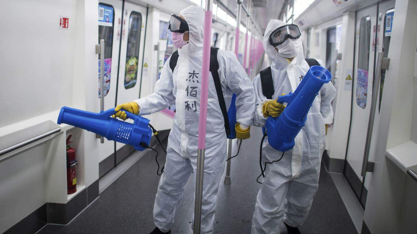 Pronti a riattivare i trasporti: operatori disinfettano un vagone della metro a Wuhan