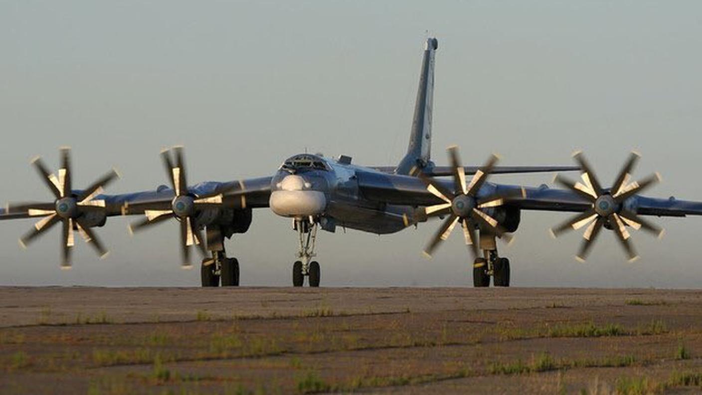 Un bombardiere strategico Tupolev russo su una pista di rullaggio prima di un attacco.jpg