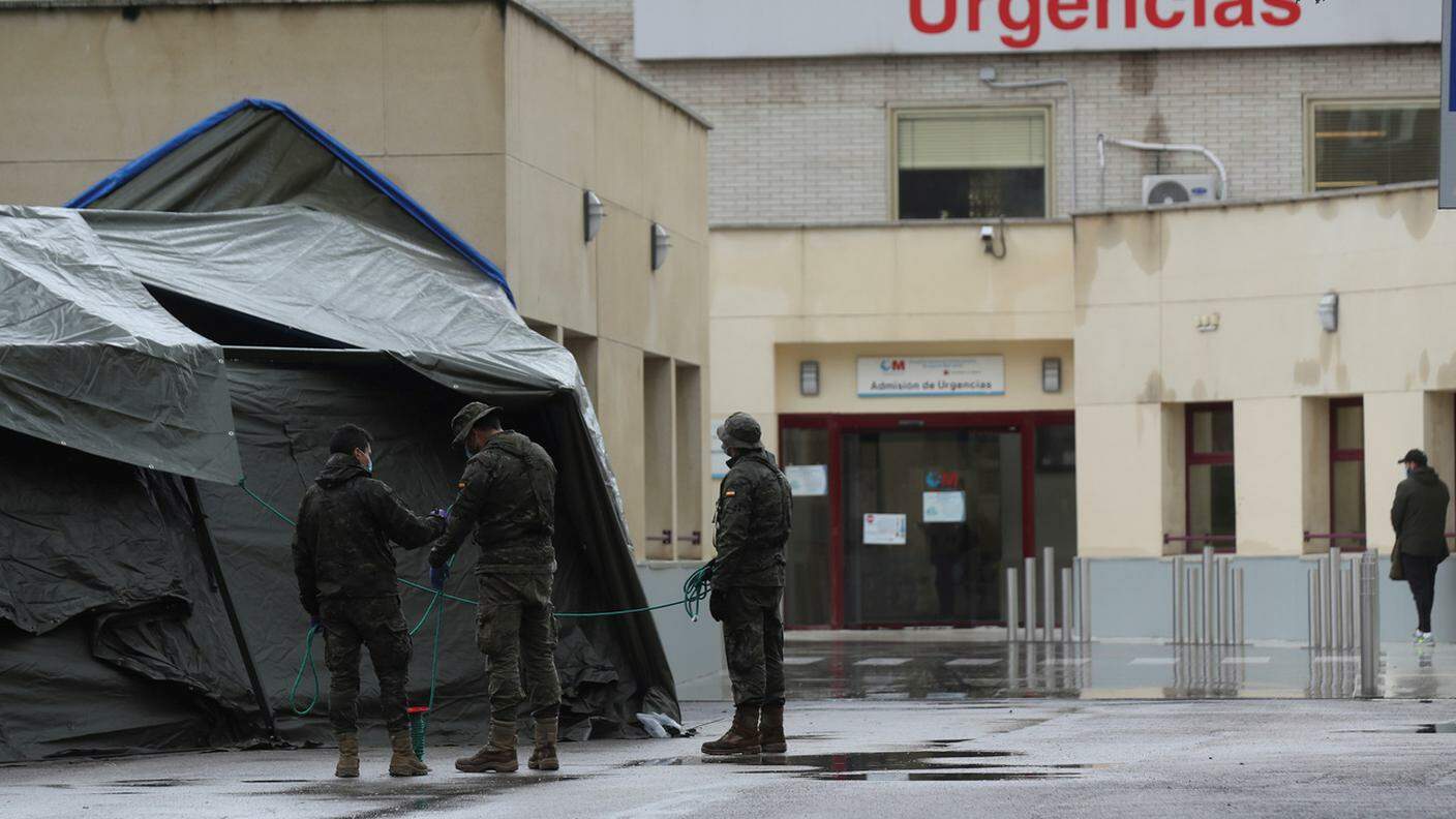 Un ospedale da campo allestito fuori da una clinica madrilena