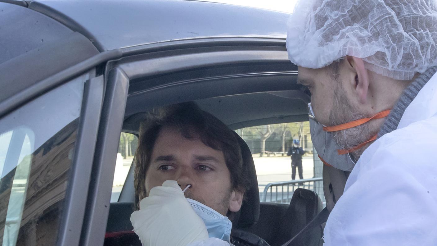 Tampone a un automobilista