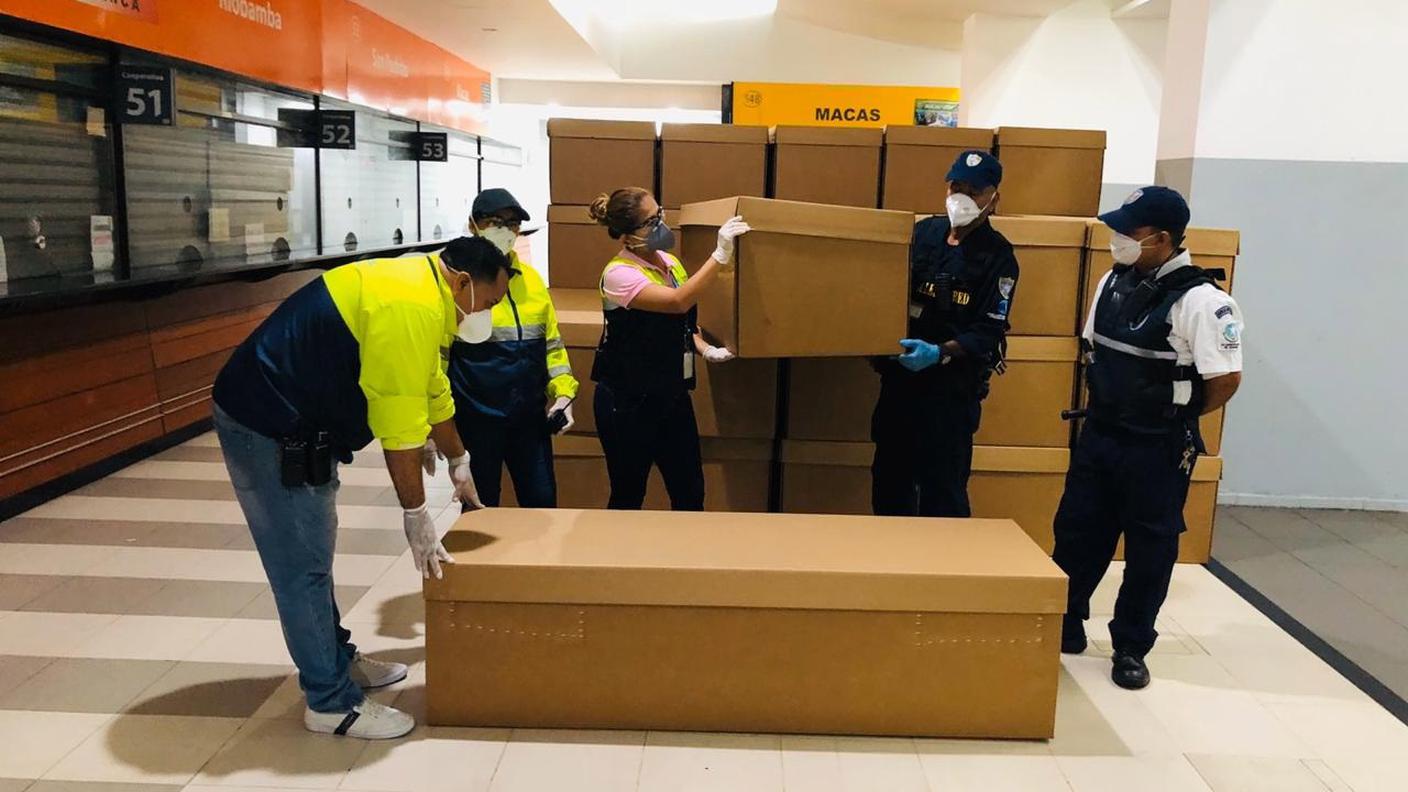 Le bare in cartone a Guayaquil