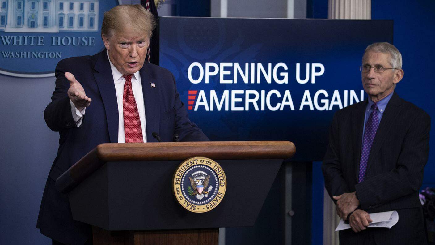 Donald Trump e Anthony Fauci presentano il piano per la riapertura della nazione